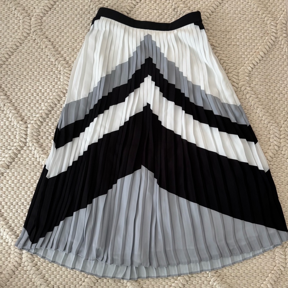 Banana Republic Black and Gray Pleated Skirt size 0